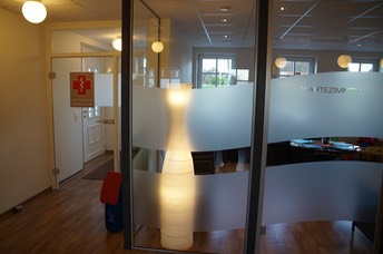 Büro mit beleuchtetem Dekor